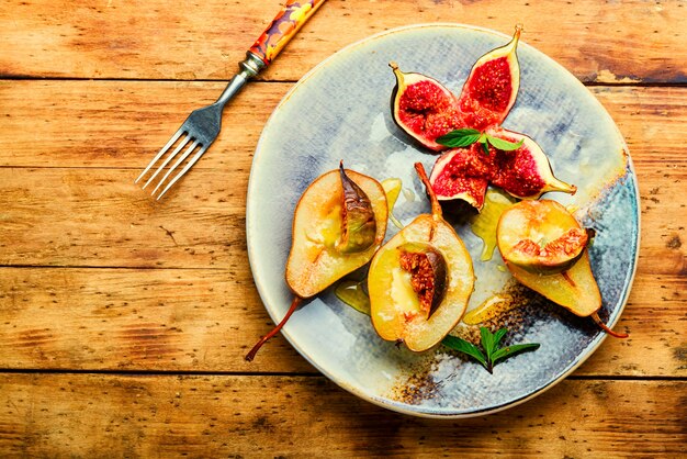 Moitiés de poires rôties aux figues farcies au fromage