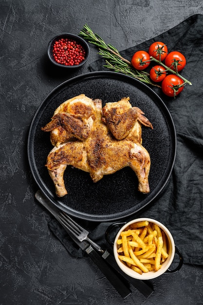 Moitiés de poulet juteux grillé avec croûte dorée dans une casserole.