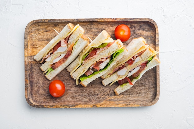 Moitiés de sandwiches frais, sur fond blanc, vue du dessus