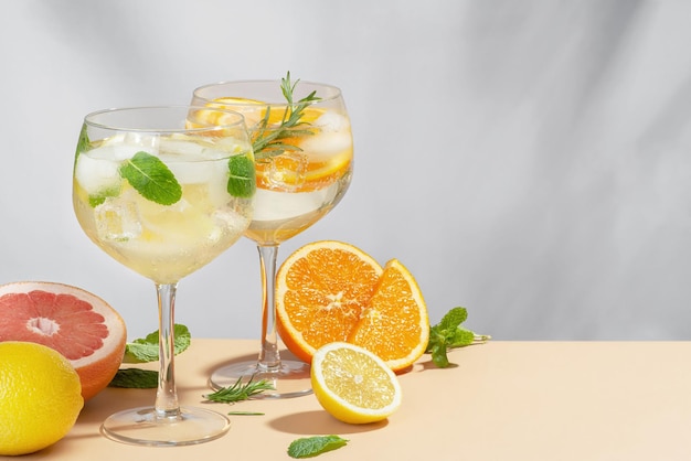 Mojito au citron et orange sur fond gris