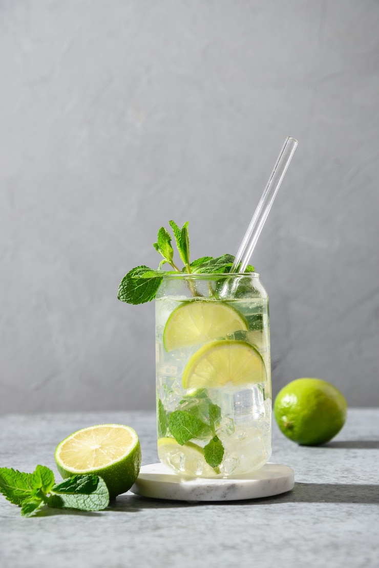 Photo mojito au citron vert, menthe et glaçon sur fond gris