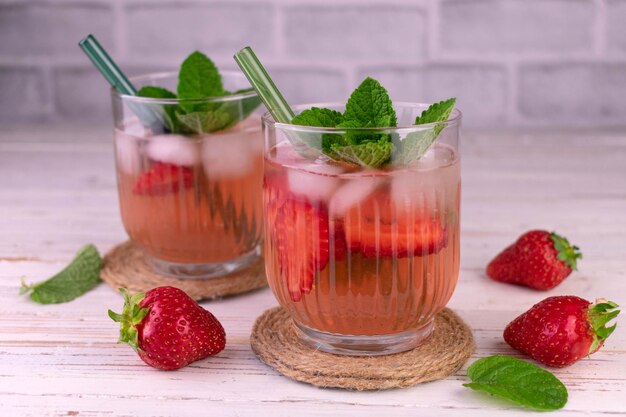 Mojito aux fraises avec glace Boisson rafraîchissante d'été sur fond blanc