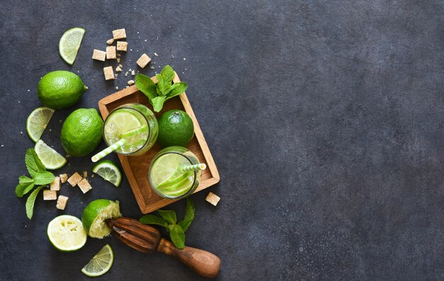 Mojito. Boisson d'été traditionnelle à la menthe, citron vert, gin et sucre de canne.