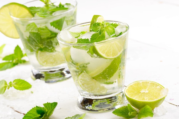 Mojito citron vert frais et froid sur tableau blanc