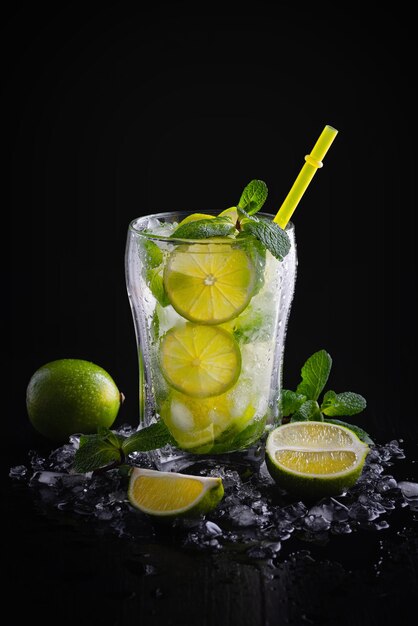 Mojito cocktail alcoolisé d'été rafraîchissant avec de la menthe fraîche glacée et de la chaux Espace de copie