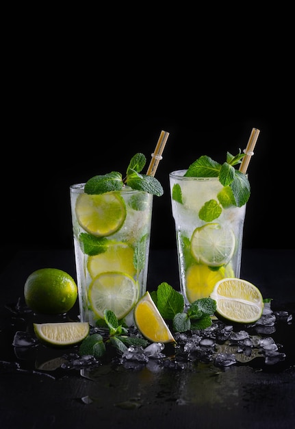 Mojito cocktail alcoolisé d'été rafraîchissant avec de la menthe fraîche glacée et de la chaux Espace de copie