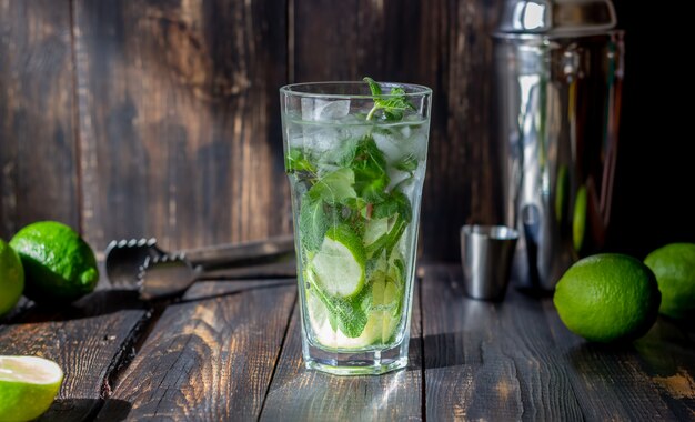 Mojito cocktail au citron vert, menthe et glace. Recette. De l'alcool. Boisson d'été.