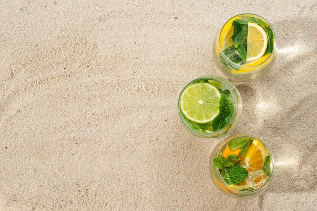 Mojito cocktail avec citron citron et orange sur la plage