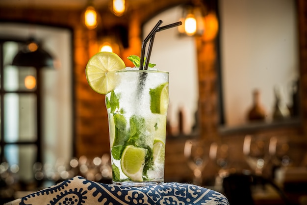 Mojito cocktail dans une fraise sur une table rustique