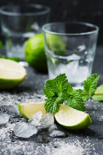 Mojito cocktail dans une fraise sur une table rustique