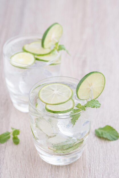 Mojito cocktail dans une fraise sur une table rustique