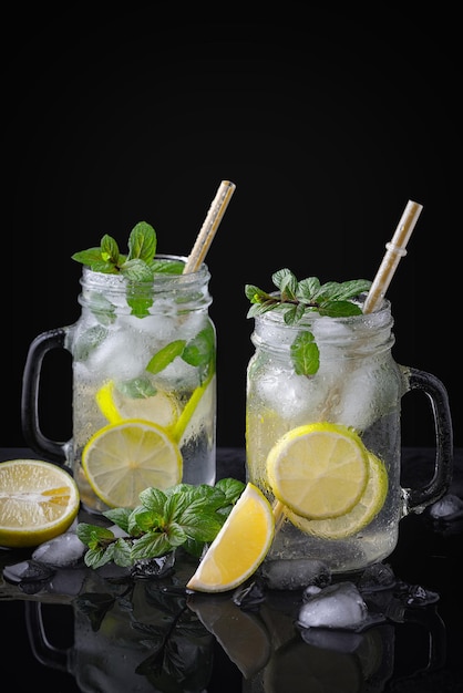 Mojito cocktail dans une fraise sur une table rustique