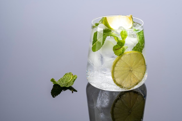 Mojito cocktail sur fond noir avec reflet