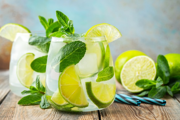 Mojito cocktail avec des glaçons dans un verre.