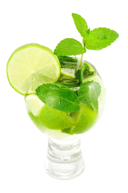 Mojito cocktail isolé sur blanc