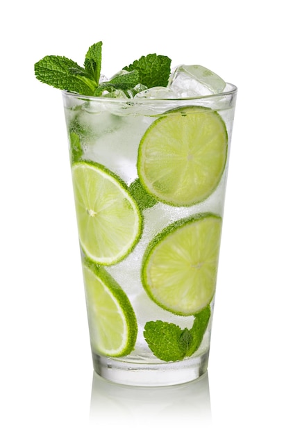 Mojito cocktail à la menthe citron vert et glace