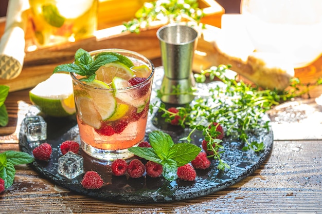 Mojito cocktail à la menthe rafraîchissant avec rhum, citron vert et boisson froide à la framboise ou boisson en gros plan