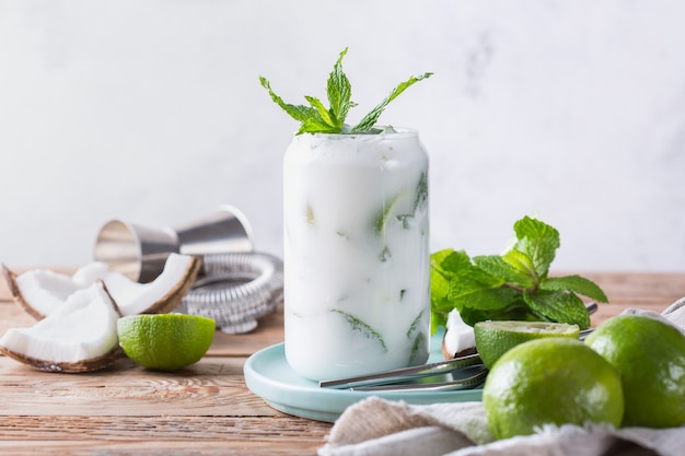 Mojito cocktail tropical des Caraïbes avec crème de noix de coco et seltz dur