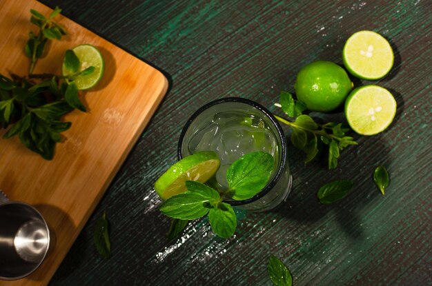 Photo mojito cocktail typique cubain servi dans un verre de cristal sur une table verte