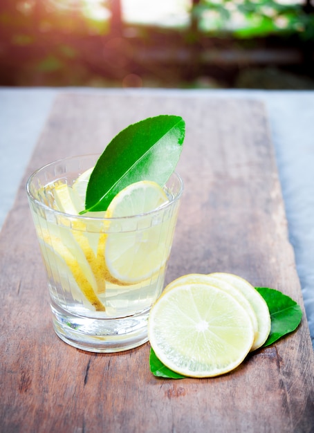 Mojito frais cocktail dans des verres en bois, boissons estivales.