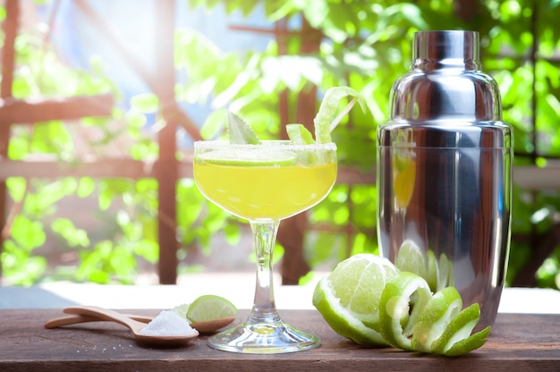 Photo mojito frais cocktail dans des verres en bois avec fond de nature tropicale, boissons d'été