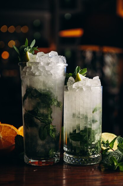 Mojito frais dans des verres sur table en bois