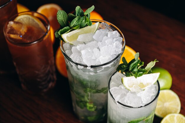 Mojito frais dans des verres sur table en bois