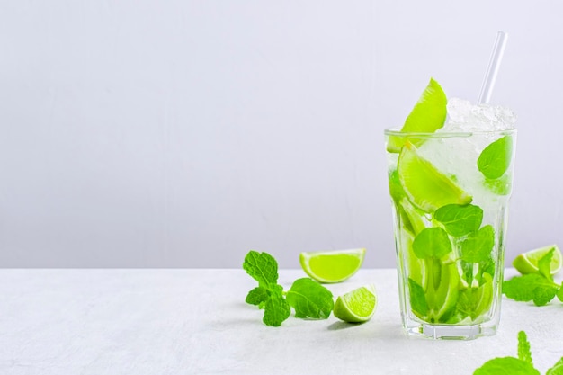 Mojito frais sans alcool avec de la glace et de la paille en verre