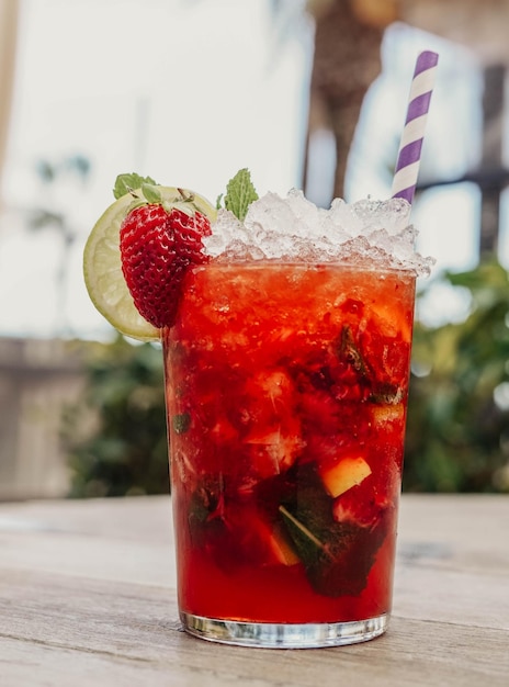 Un Mojito à la fraise fait avec du rhum, de la menthe, du sucre et du citron vert