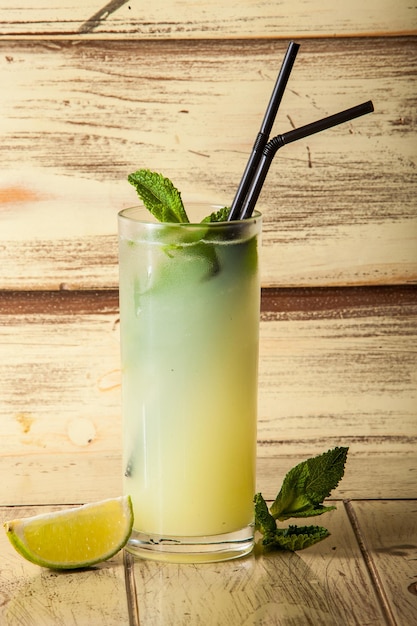 Mojito à la menthe et citron vert sur un fond en bois