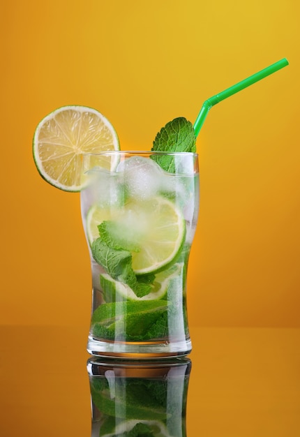 Mojito. sur le mur jaune.