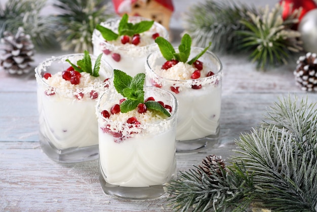 Mojito de Noël blanc à base de liqueur de tequila lait de coco avec graines de grenade