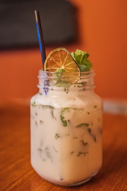 Mojito de noix de coco à la menthe et au citron