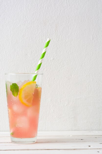 Mojito pastèque fraîche sur une table en bois blanc