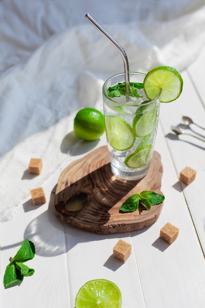 Mojito rafraîchissant au citron vert dans un verre