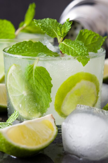 Mojito rafraîchissant avec des feuilles de menthe et des tranches de citron vert. Boisson cubaine traditionnelle