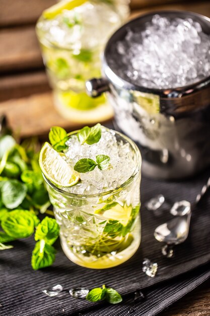 Mojito ou vierge mojito long rhum à base de menthe fraîche, jus de citron vert, sucre de canne et soda.