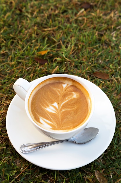 Moka chaud en tasse sur champ de verre