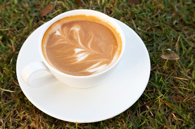 Moka chaud en tasse sur champ de verre