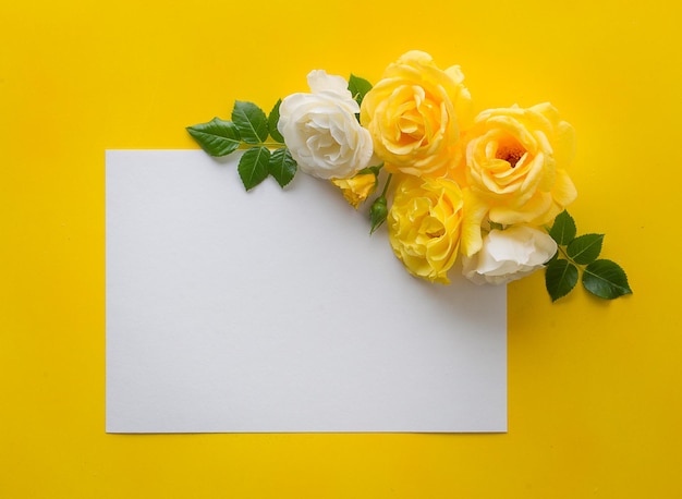 mokap sur fond jaune avec roses et espace de copie