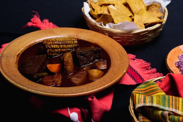 Mole de olla aux légumes et chips de tortilla.