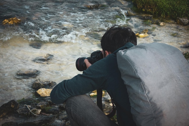 Photo molodoj fotograf fotografiruet pejzazi