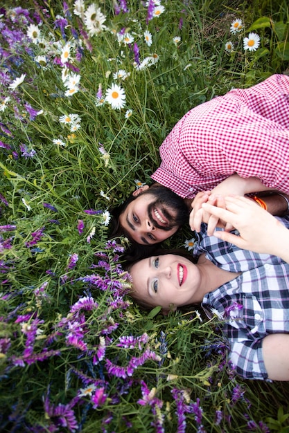 Moment d'amour couple romantique dans le champ parmi les fleurs sauvages