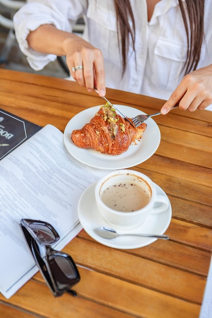 Moment de café confortable avec café croissant et magazine