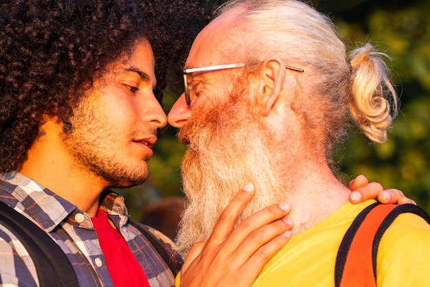 Photo le moment intime du coucher du soleil où les couples gays s'embrassent