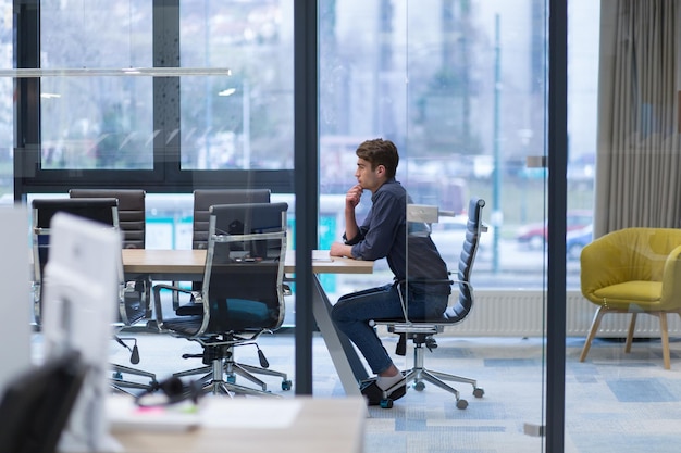 Un moment pour se détendre. Jeune homme d&#39;affaires décontracté fatigué se détendre au bureau dans son bureau