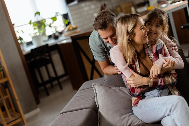 Un moment de raccordement familial confortable dans un salon chaud