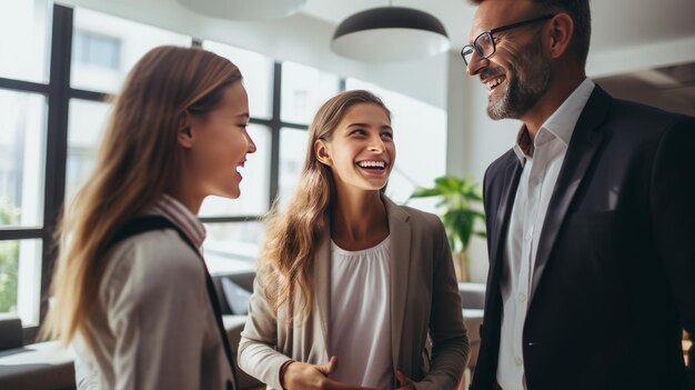 Un moment réconfortant de la famille et de l'agent immobilier dans leur nouvel appartement