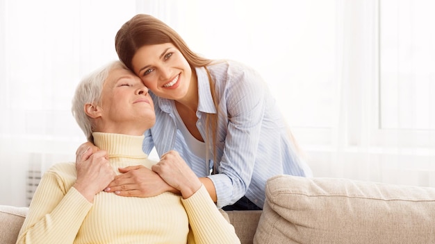 Moment de tendresse Fille heureuse embrassant sa mère