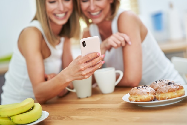 Moments d'amour de couples de lesbiennes lgbt dans le concept de bonheur de cuisine